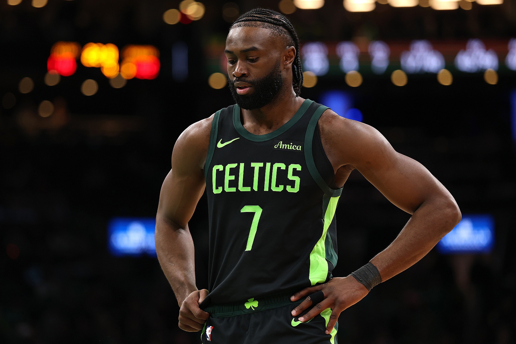 德国男篮险胜美国男篮，杰伦·布朗完成帽子戏法