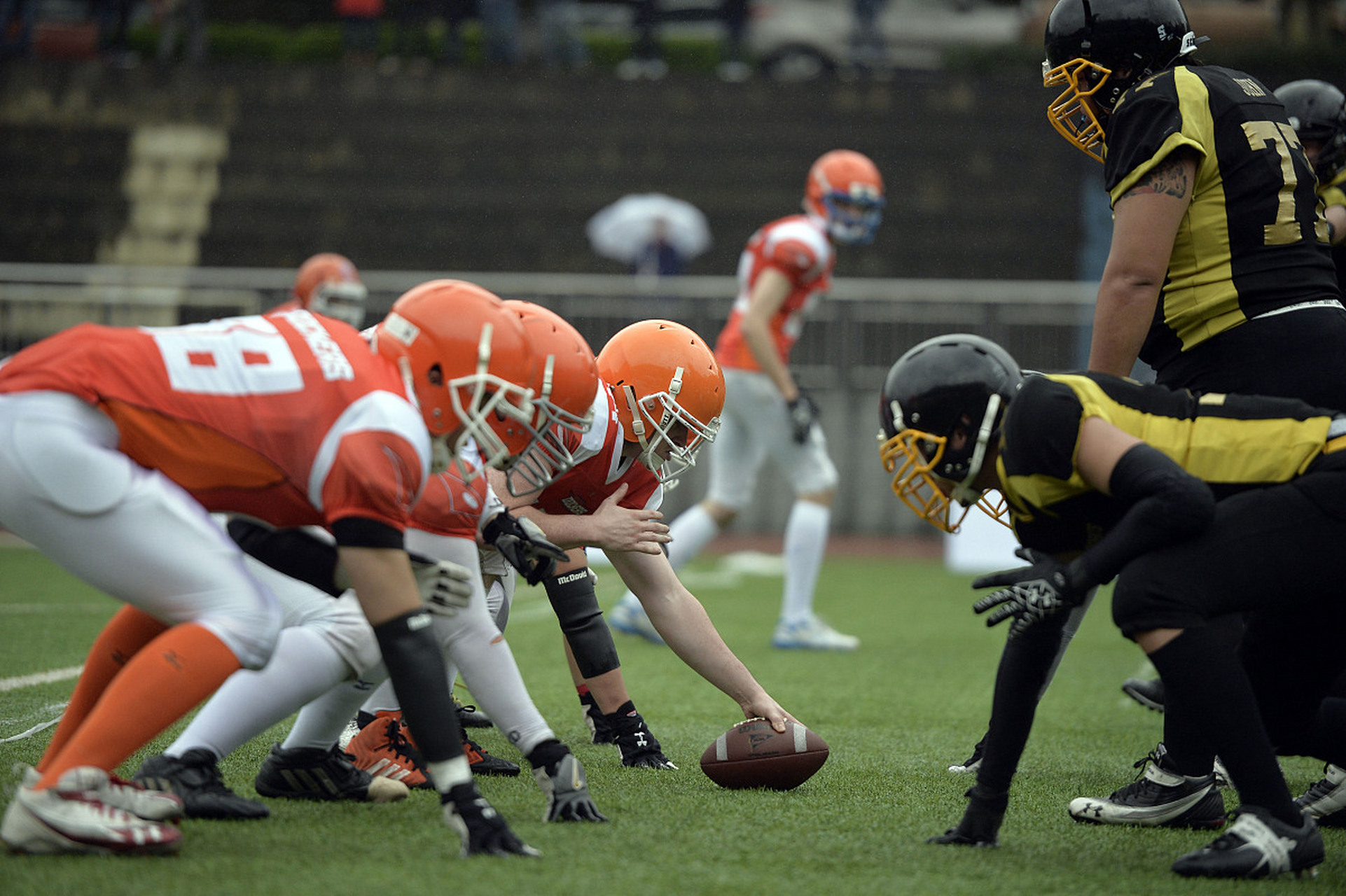 爱游戏在线-场面火爆！橄榄球观众席沸腾不已的简单介绍