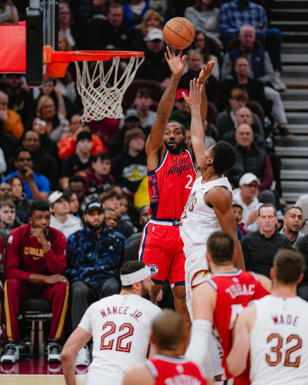 快船轻取广东队，米切尔统治全场