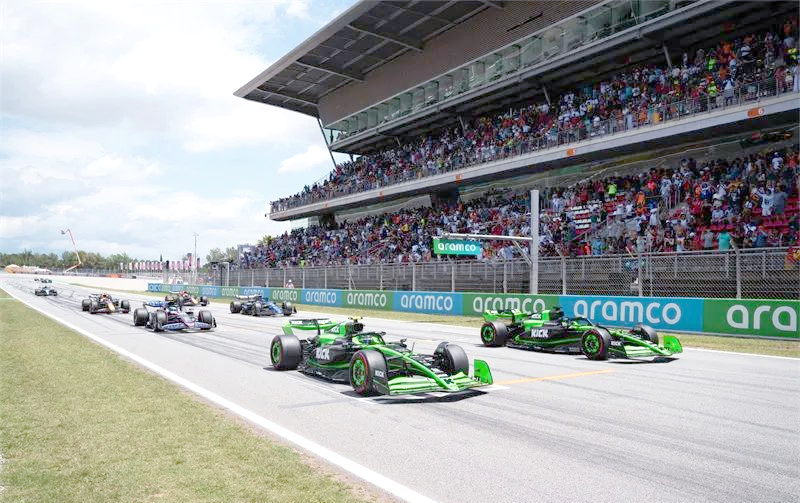 索伯车队逆转阿斯顿马丁，诺里斯点燃赛场